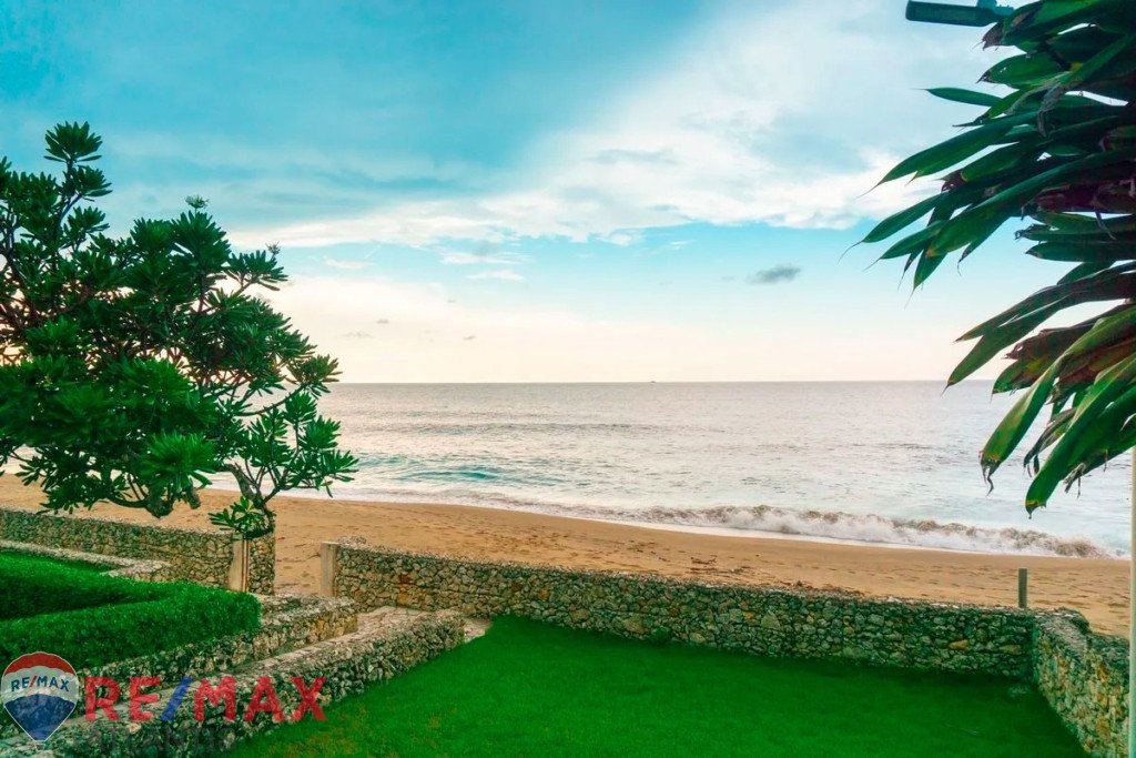 Luxurious Apartment in Front of the Sea