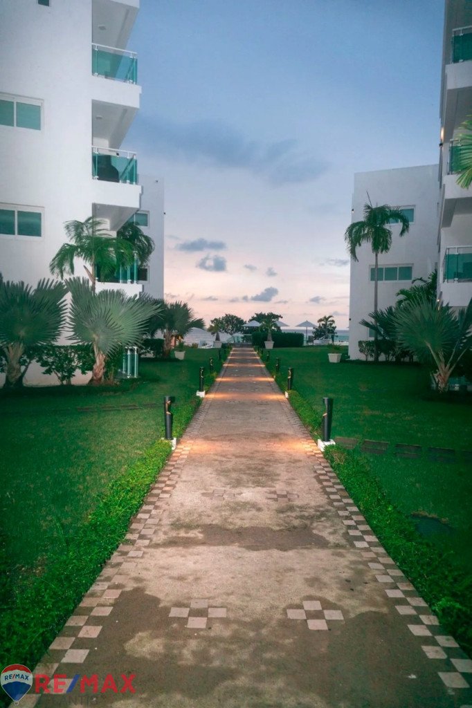 Luxurious Apartment in Front of the Sea