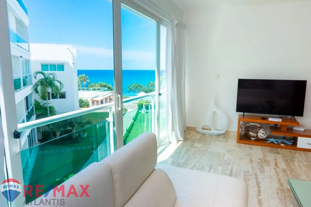 Luxurious Apartment in Front of the Sea