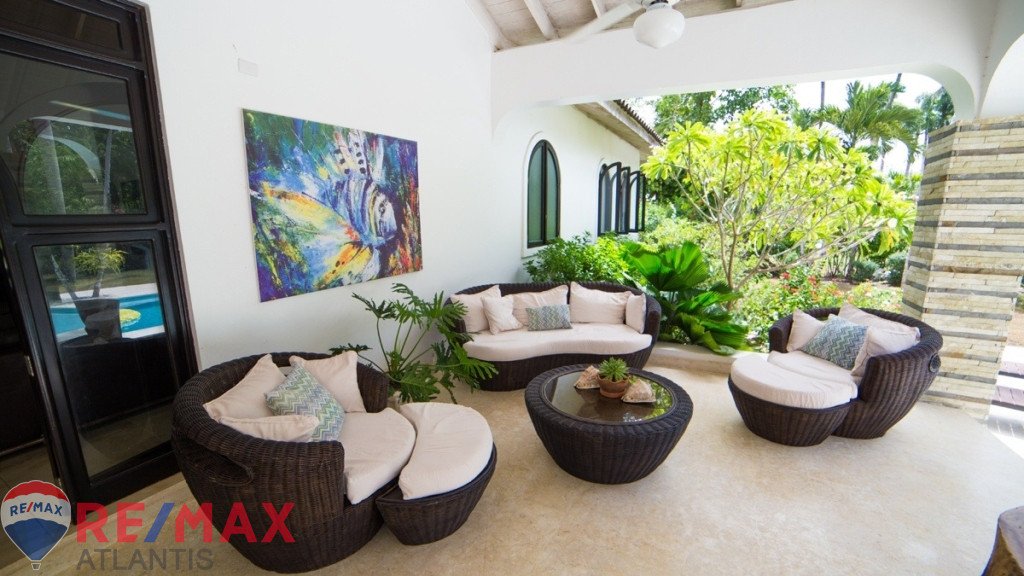 Luxury 4BR Villa with Guest house