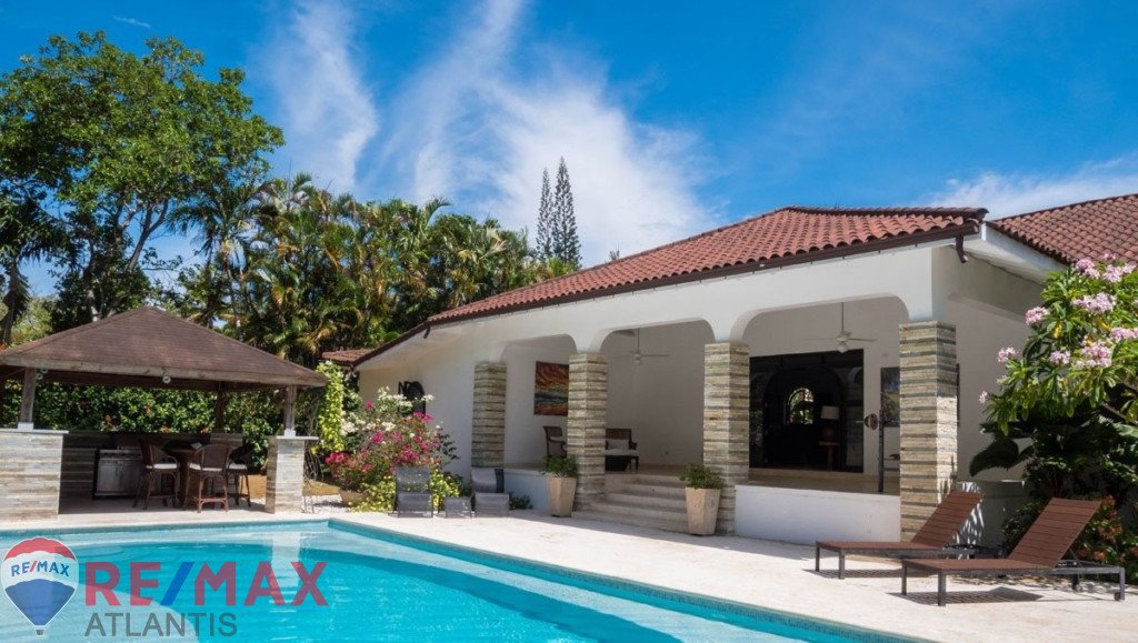 Luxury 4BR Villa with Guest house