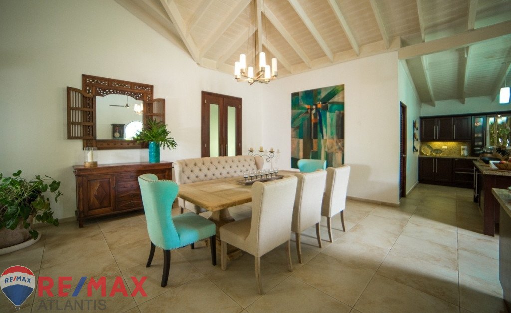 Luxury 4BR Villa with Guest house