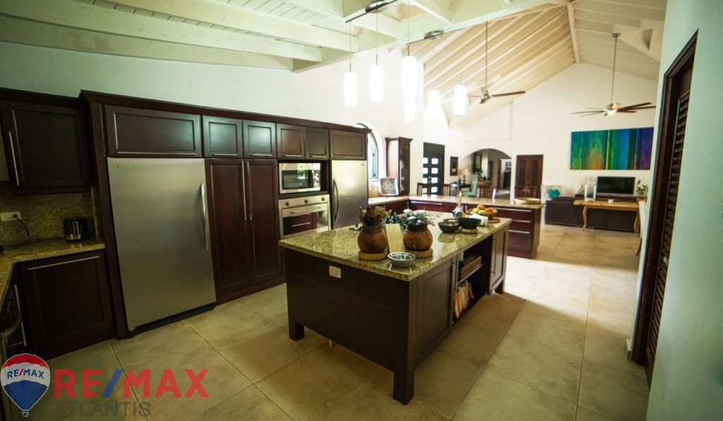 Luxury 4BR Villa with Guest house