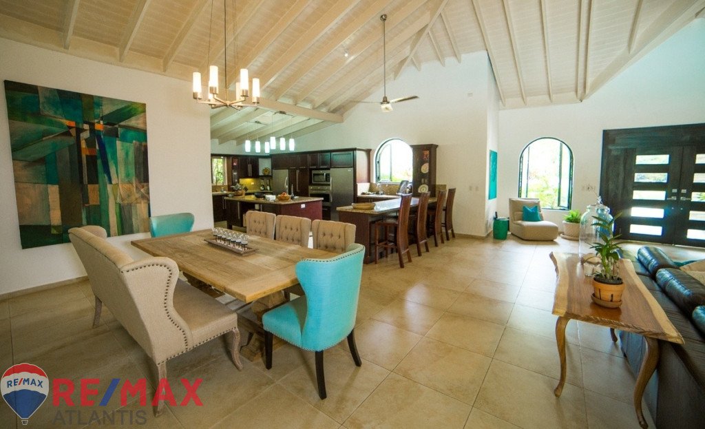 Luxury 4BR Villa with Guest house