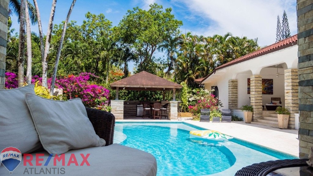 Luxury 4BR Villa with Guest house