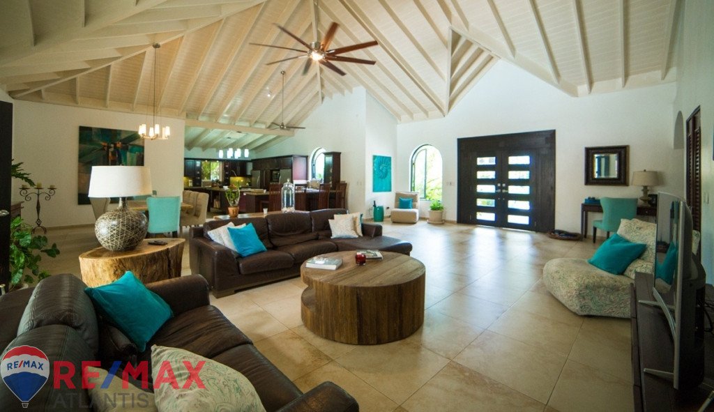 Luxury 4BR Villa with Guest house