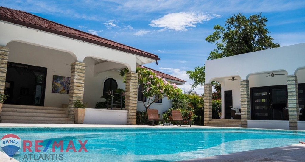 Luxury 4BR Villa with Guest house