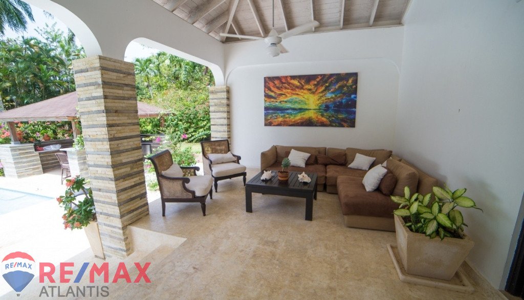 Luxury 4BR Villa with Guest house
