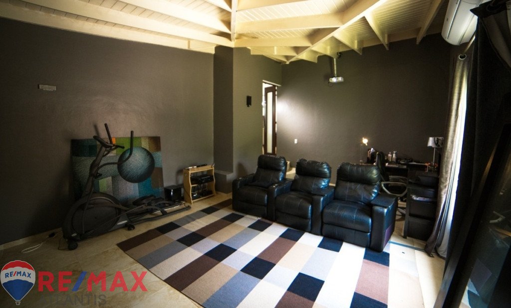 Luxury 4BR Villa with Guest house