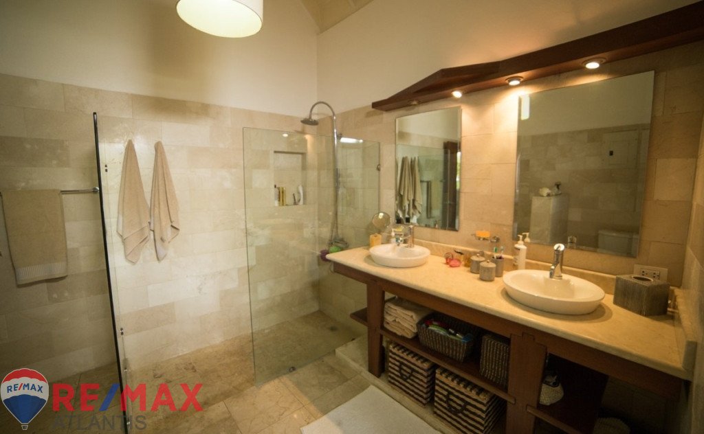 Luxury 4BR Villa with Guest house