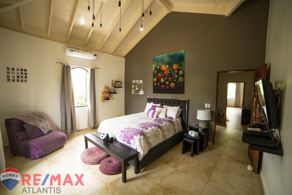 Luxury 4BR Villa with Guest house
