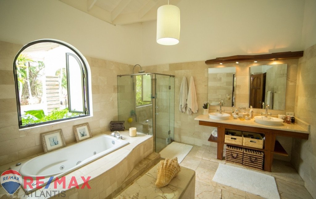 Luxury 4BR Villa with Guest house