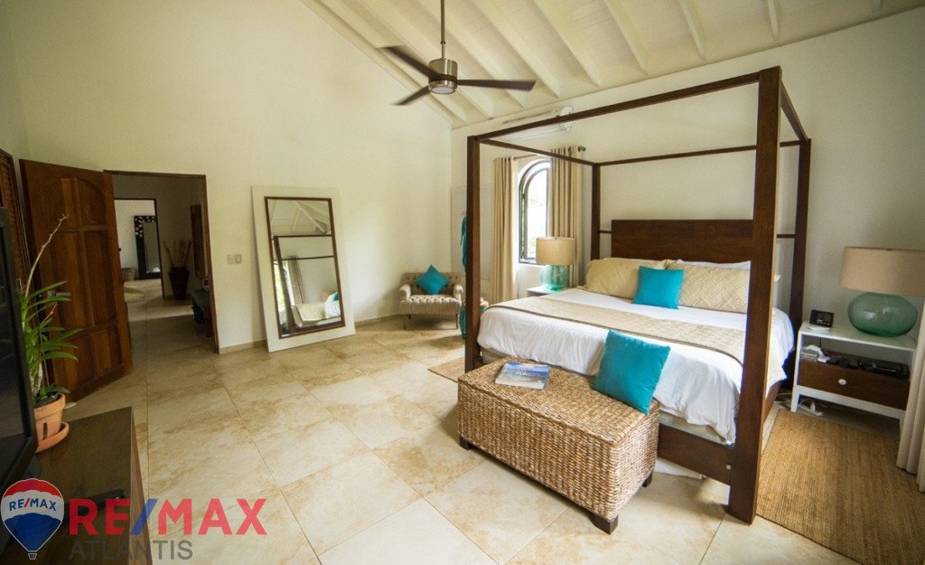 Luxury 4BR Villa with Guest house