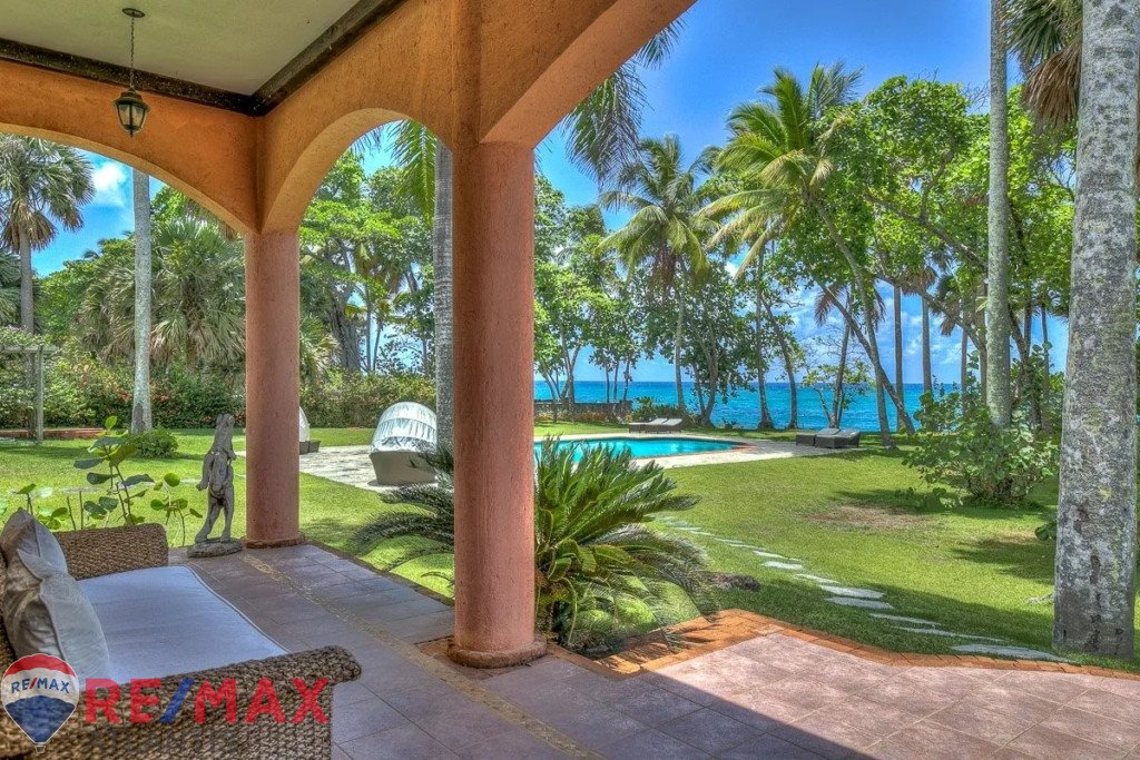 Luxury Beachfront Villa