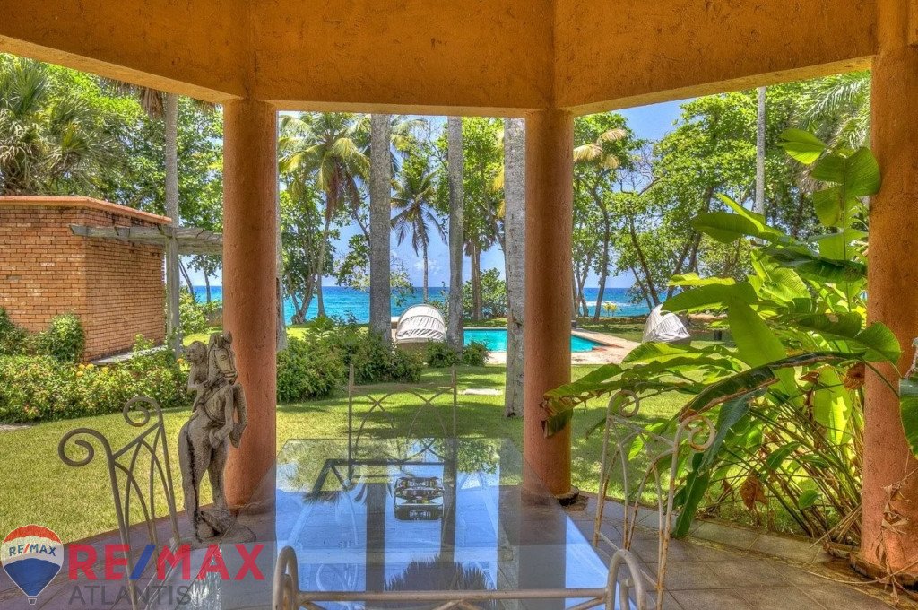 Luxury Beachfront Villa