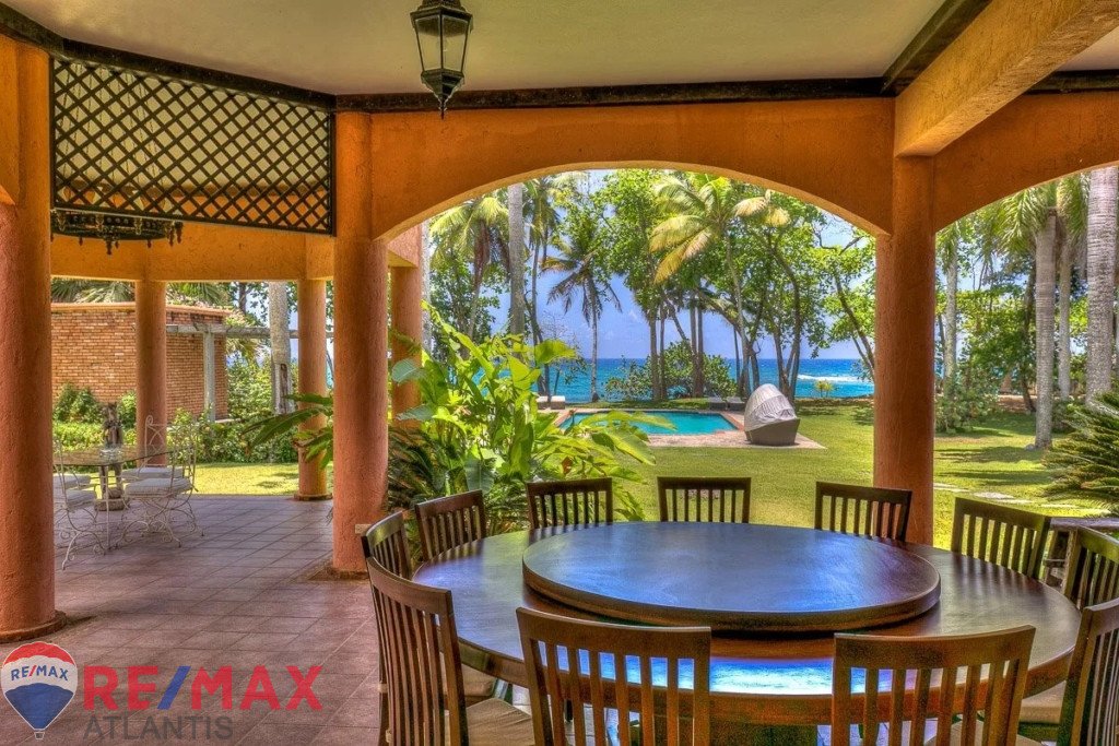Luxury Beachfront Villa