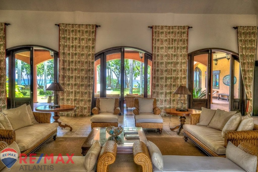 Luxury Beachfront Villa
