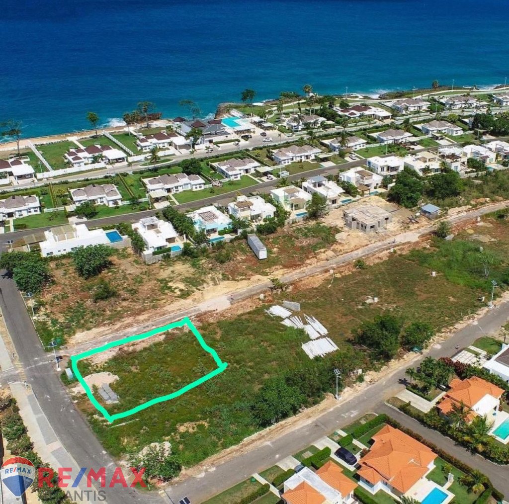 Lot in gated complex near the beach
