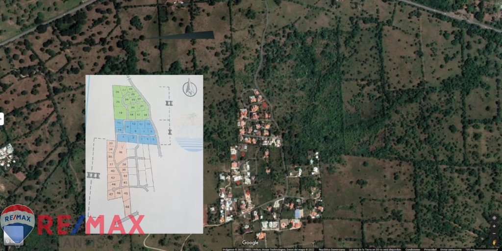 Schönes Land umgeben von Bergen