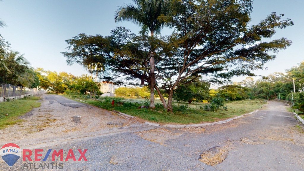 Wonderful lot minutes from the beach