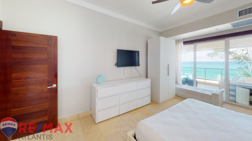 Beautiful Beach Front Apartment