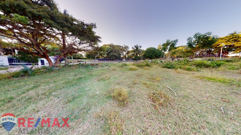 Wonderful lot minutes from the beach