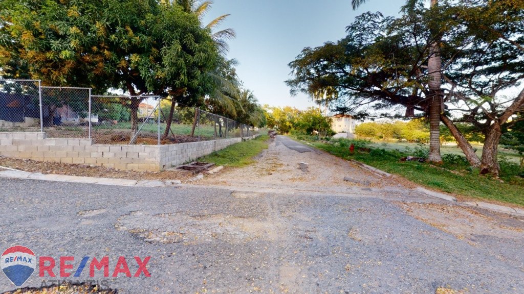 Wonderful lot minutes from the beach