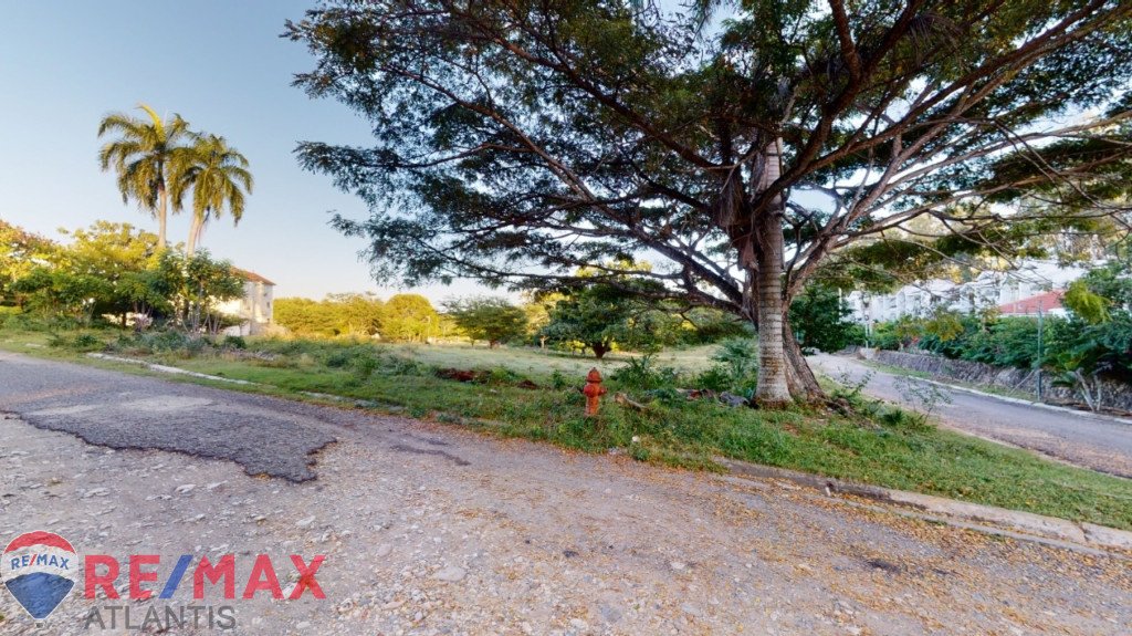 Wonderful lot minutes from the beach