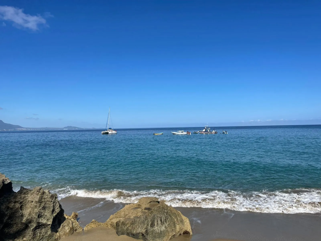 WONDERFUL LAND IN FRONT OF THE SEA