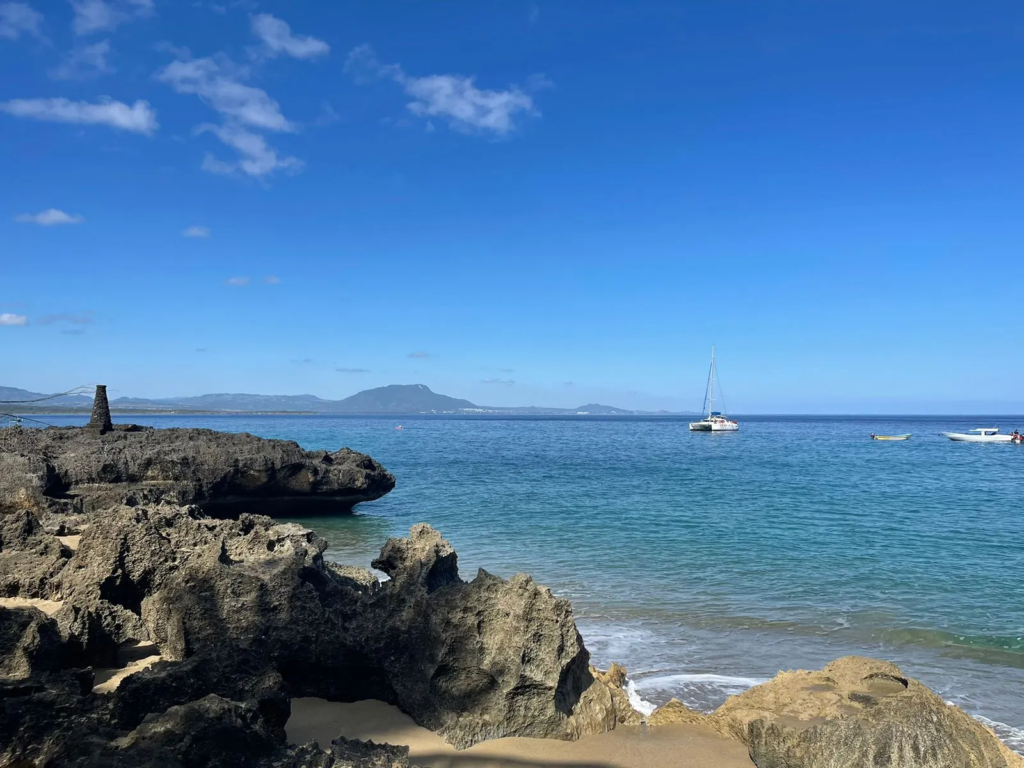 WONDERFUL LAND IN FRONT OF THE SEA