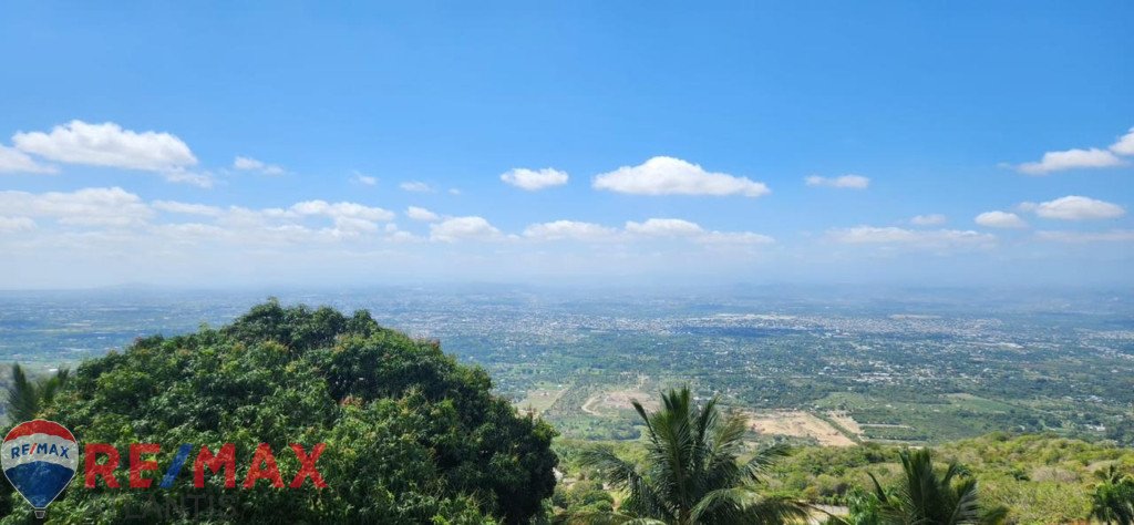 ¡Vistas Sin Igual! Terreno Elevado en Santiago