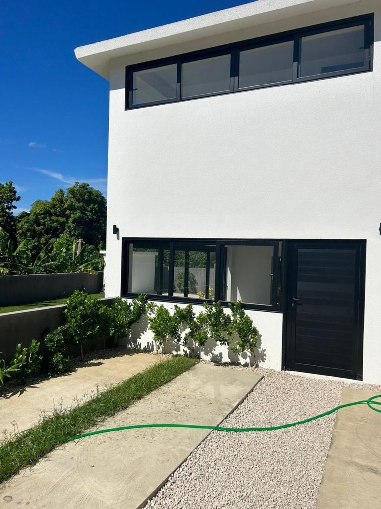 Inversión Ideal: Propiedad con 2 Apartamentos, Piscina y Estacionamiento cerca de Encuentro Beach
