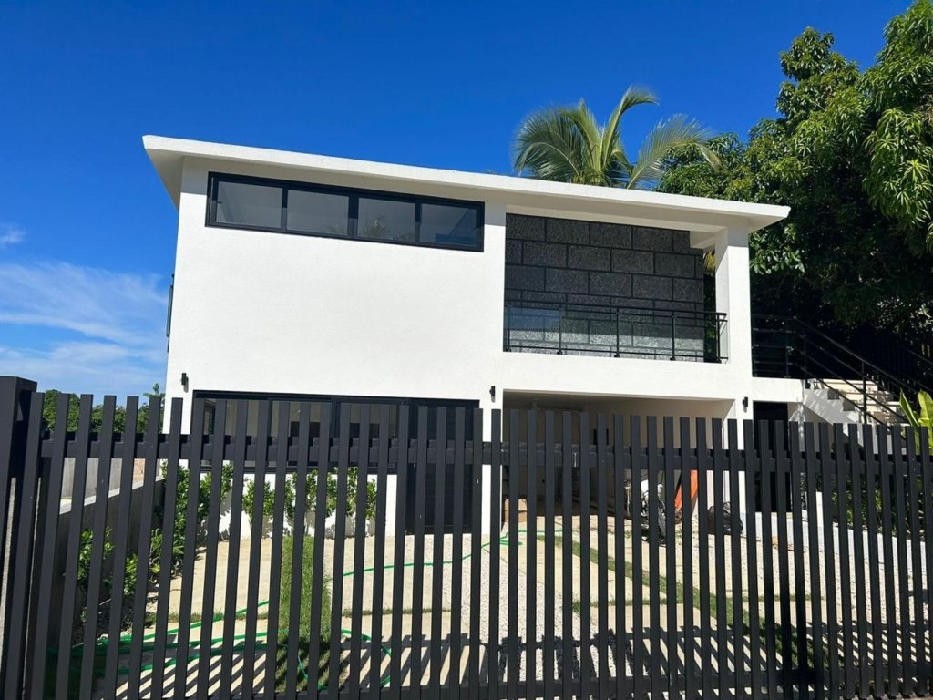 Inversión Ideal: Propiedad con 2 Apartamentos, Piscina y Estacionamiento cerca de Encuentro Beach