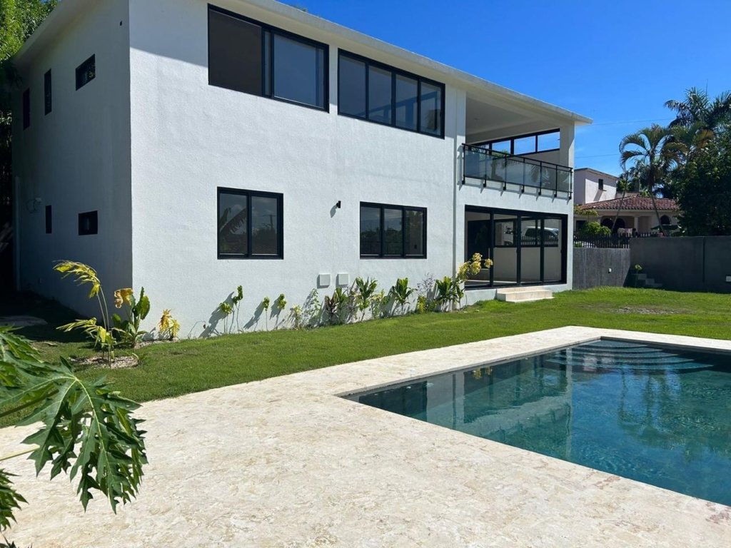Inversión Ideal: Propiedad con 2 Apartamentos, Piscina y Estacionamiento cerca de Encuentro Beach
