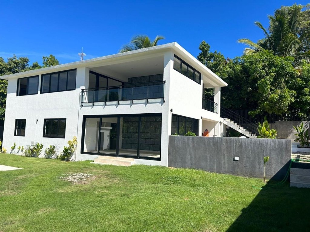 Inversión Ideal: Propiedad con 2 Apartamentos, Piscina y Estacionamiento cerca de Encuentro Beach