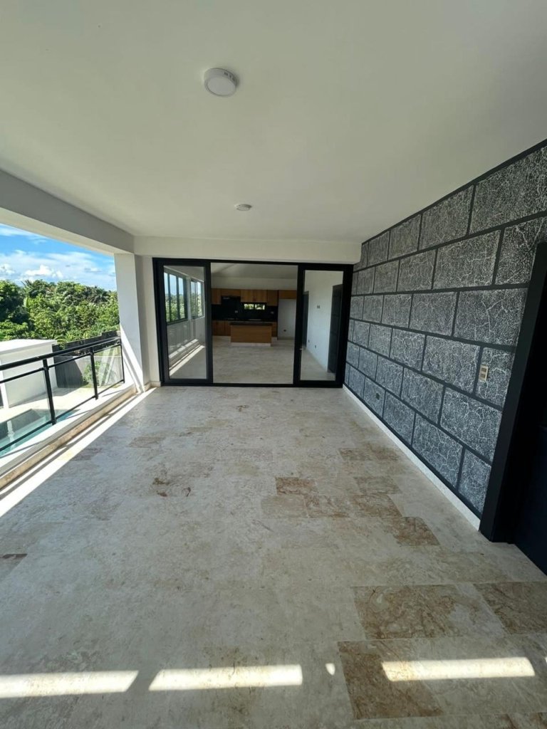Inversión Ideal: Propiedad con 2 Apartamentos, Piscina y Estacionamiento cerca de Encuentro Beach
